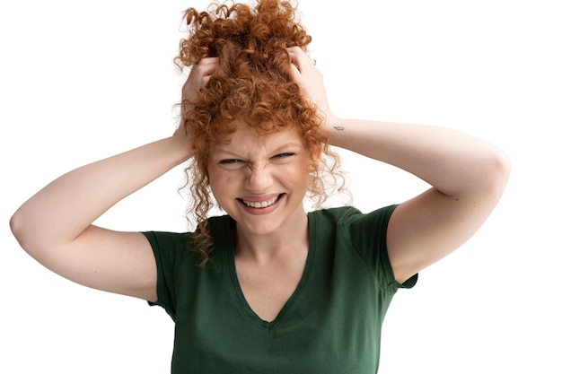 乱雑なお団子ヘアスタイルを着ている女性