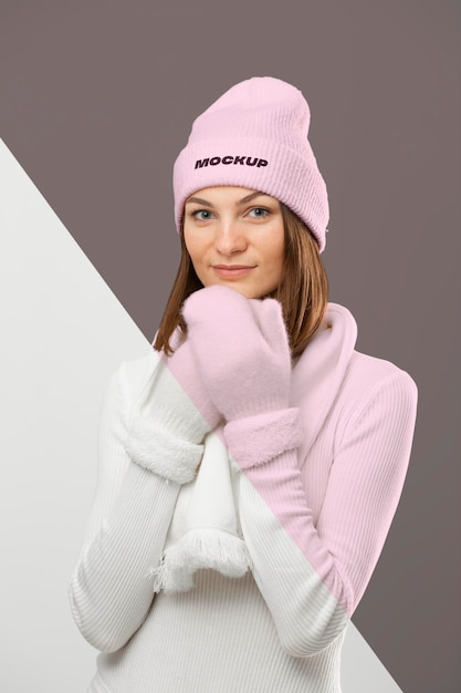 Woman wearing warm clothes Free Psd