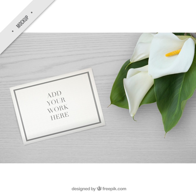 PSD gratuito tavolo in legno con fiori e mockup di carta per mostrare il vostro lavoro