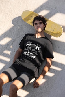 モックアップスケートボード​を​持つ​若い​男