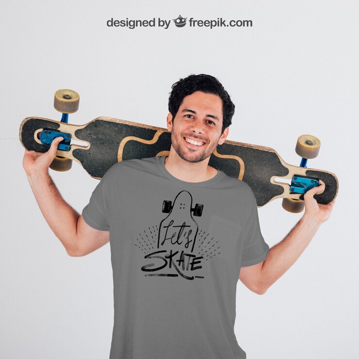 無料PSD 灰色のtシャツのモックアップと若いスケーター