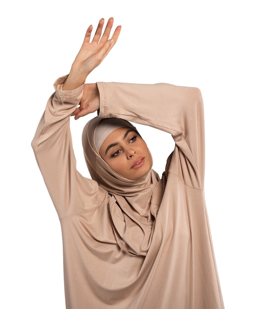 PSD gratuito giovane donna con l'hijab isolata