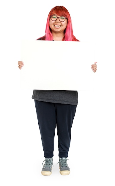 Молодая женщина с розовыми волосами, проведение пустой доски для коммуникации реклама