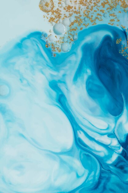 ゴールドラメの背景を持つ抽象的な青い水彩画
