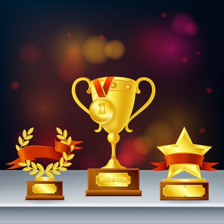 मुफ़्त वेक्टर awards realistic composition with trophies for winner, laurel wreath and star on dark blurred background