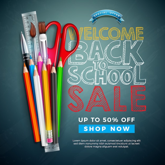 칠판 배경에 분필로 쓴 다채로운 연필, 브러시 및 텍스트와 함께 학교 판매 디자인으로 돌아 가기