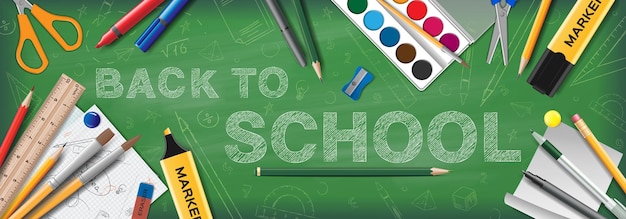 無料ベクター ペン、鉛筆、マーカー、水彩絵の具、文房具の現実的なベクトル図と学校に戻る緑の黒板バナー