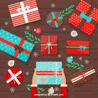 Бесплатное векторное изображение Фон лица, открывающего рождественские подарки в плоском дизайне