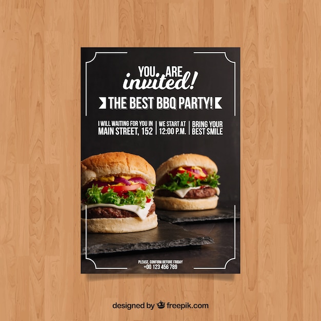 Vettore gratuito modello di invito barbecue con foto hamburger