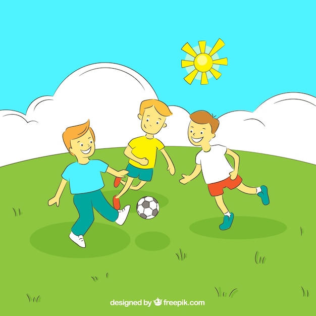 Мальчики играют в футбол на поле