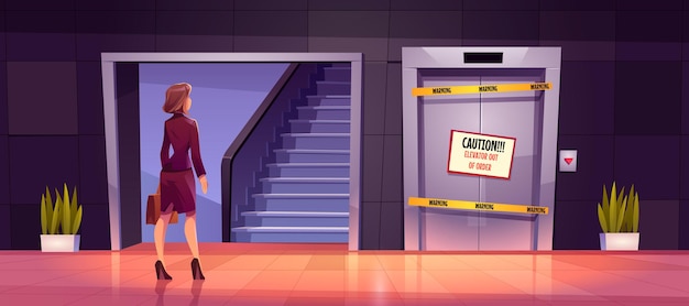 Деловая женщина стоит возле лестницы и сломанного лифта