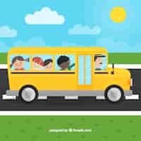 Vettore gratuito scuolabus dei cartoni animati e bambini con design piatto