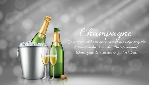 Bottiglia di champagne nel secchiello del ghiaccio e due bicchieri pieni su sfondo grigio sfocato con raggi di sole.