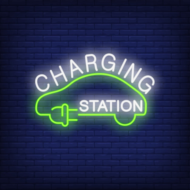 Бесплатное векторное изображение Зарядная станция неоновый знак. зеленая вилка и шнур в форме автомобиля на кирпичной стене.