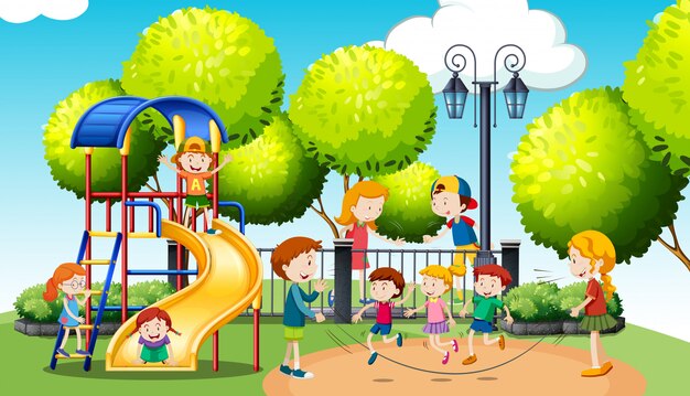Дети играют в общественном парке