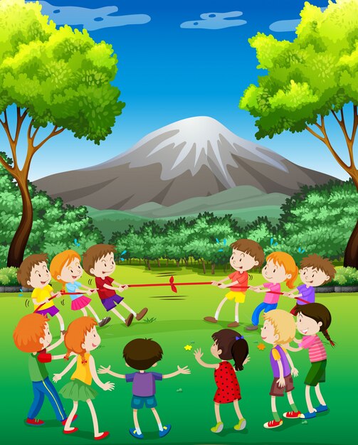 公園で綱引きを遊んでいる子供たち