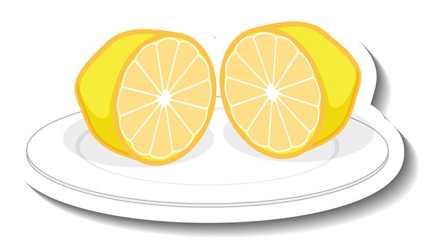 Нарезанный лимон на белой тарелке