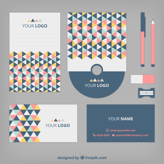 Vettore gratuito corporate identity con triangoli colorati