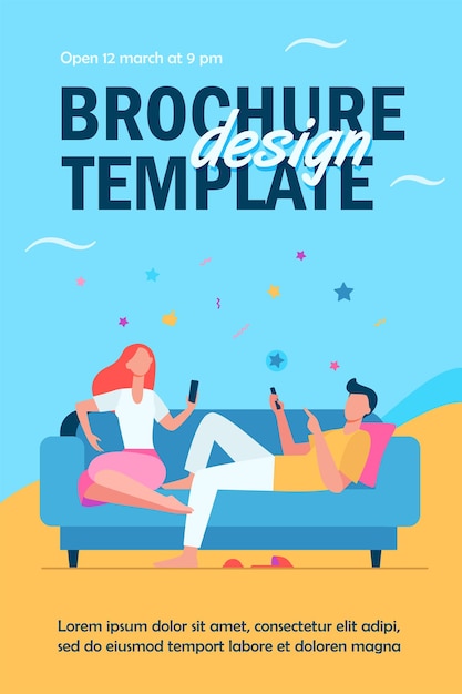 Free vector couple sitting on sofa and using smartphones flyer template