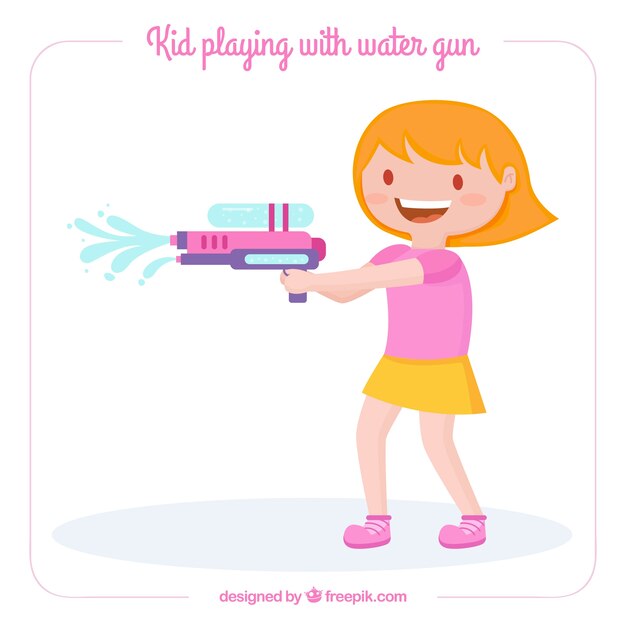 Симпатичная девушка, играющая с водяным пистолетом