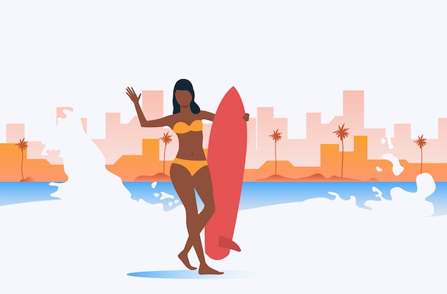 Темнокожая девушка держит доску для серфинга