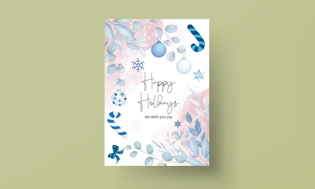 Бесплатное векторное изображение Элегантный белый дизайн рождественской открытки с листьями и рождественским орнаментом