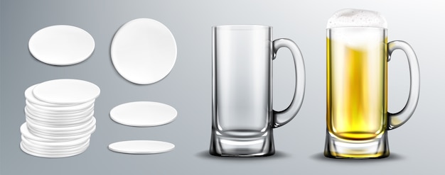 Бесплатное векторное изображение Пустая и полная пивная стеклянная кружка и белые круглые подставки в стеке и вид сверху. вектор реалистичное пиво с пеной в прозрачной кружке и пустые картонные коврики