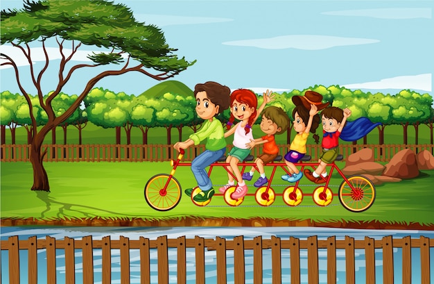 Семейный езда на велосипеде в парке
