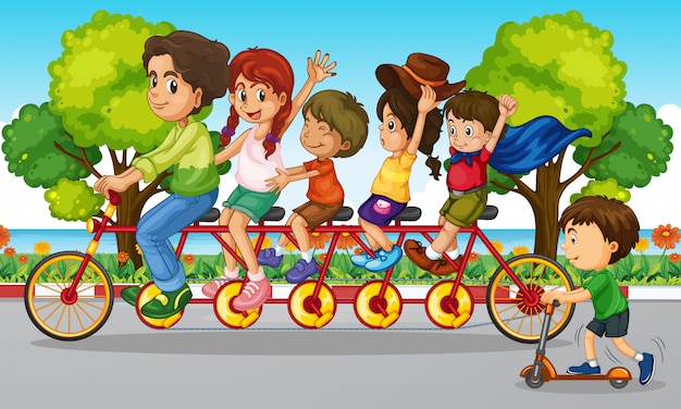 家族は公園で自転車に乗る