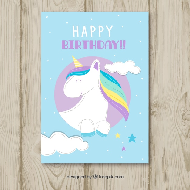 Vettore gratuito carta di compleanno divertente con unicorno felice