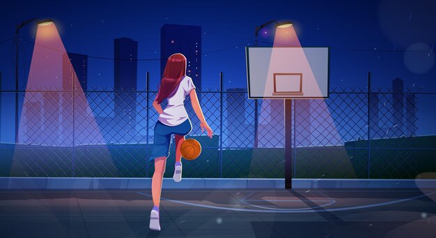 Девушка играет в баскетбол на открытом корте ночью