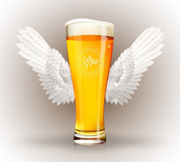 天使の羽と流行に敏感なエンブレムとビールのガラス