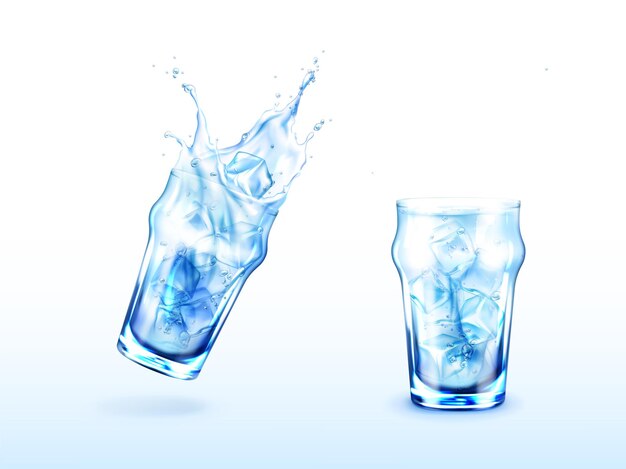 水と角氷の入ったガラスは、スプラッシュと透明なカップで冷たい飲み物