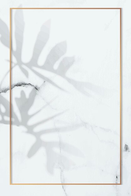 Золотая рамка с рисунком листьев филодендрона радиатума на белом мраморном фоне
