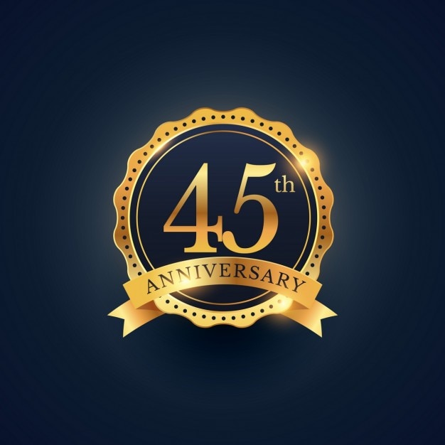 Vettore gratuito etichetta celebrazione distintivo 45 ° anniversario nel colore dorato