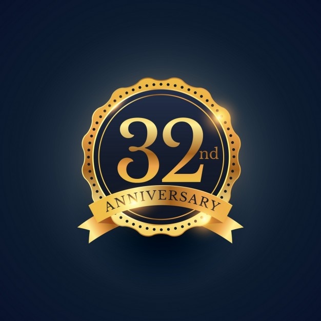 Бесплатное векторное изображение 32-е этикетки празднования годовщины значок в золотой цвет