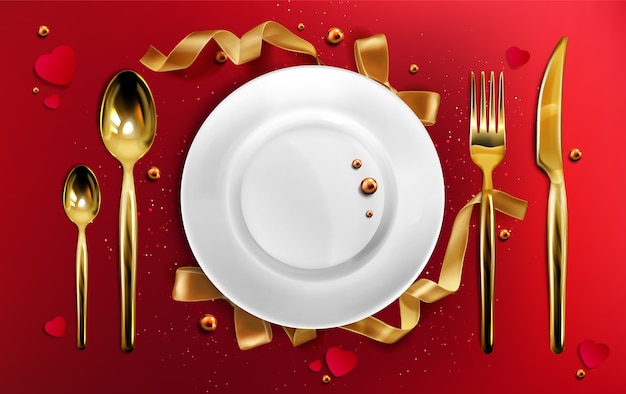 Posate dorate e piatto vista dall'alto, impostazione cena di natale oro forchetta, cucchiaio e coltello sulla tovaglia rossa con nastri, perle e glitter, utensile in ceramica per vacanze di natale illustrazione realistica 3d