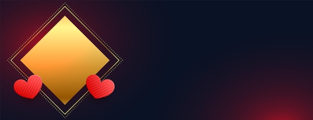 Золотая рамка с двумя красными сердцами на день святого валентина баннер
