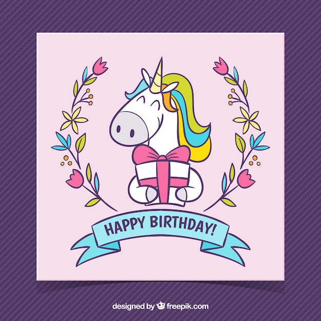 Vettore gratuito scheda di compleanno disegnata a mano con unicorno e confezione regalo