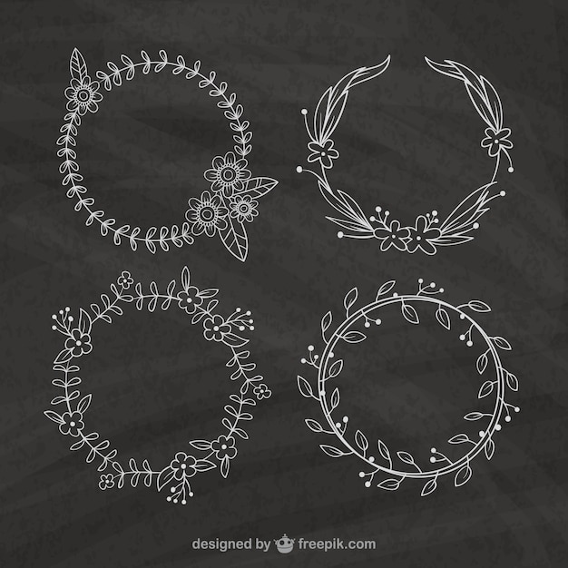 Free vector hand drawn floral wreath decoration in blackboard