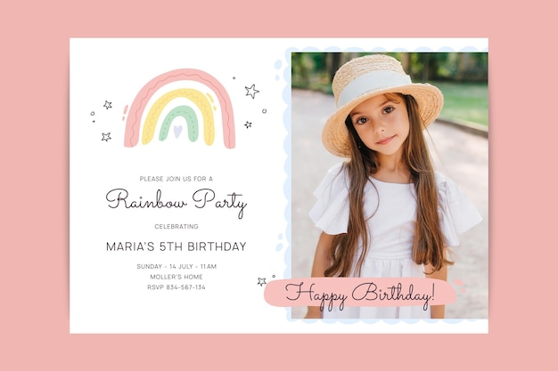 Vettore gratuito modello di invito compleanno arcobaleno disegnato a mano con foto