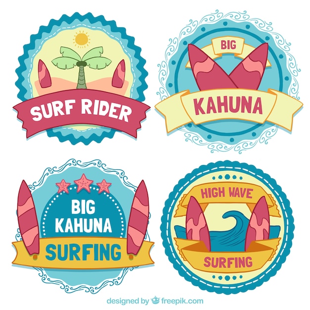 Disegnati a mano badge surf con tavole da surf