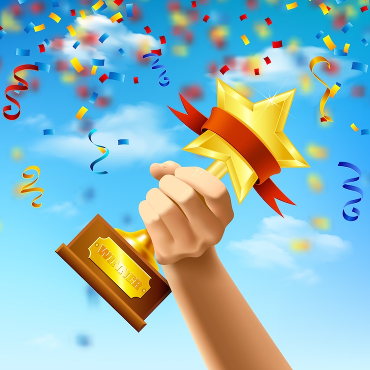मुफ़्त वेक्टर hand holding award of winner on blue sky background with streamers and confetti realistic