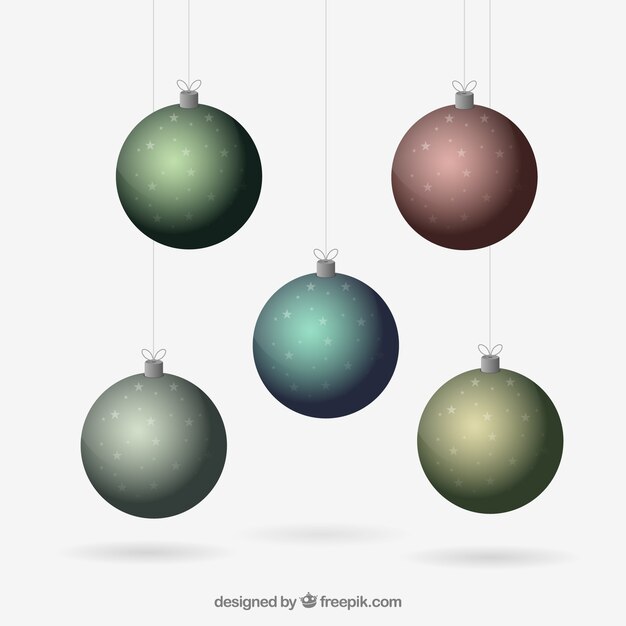 色のクリスマスボールをぶら下げ
