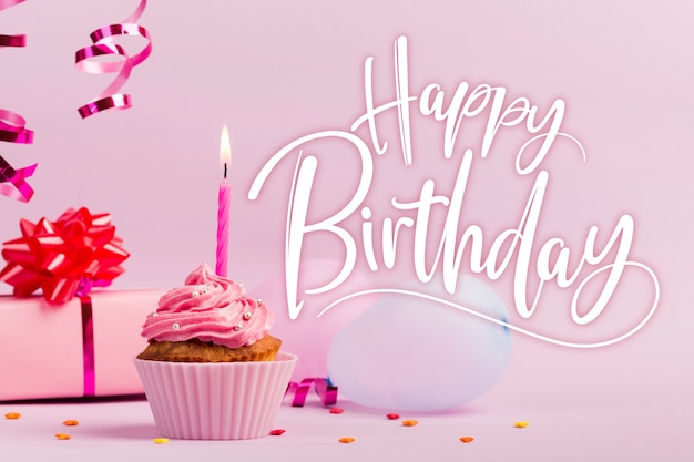 Free vector happy birthday to you lettering with cupcake