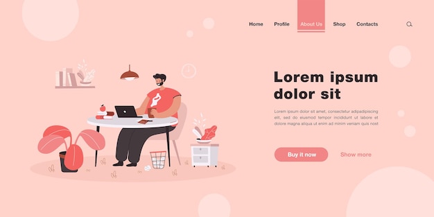無料ベクター フラットスタイルでテーブルのランディングページに座っている幸せなフリーランスの労働者