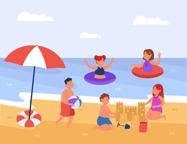 一緒にビーチで遊ぶ幸せな子供たちフラットベクトルイラスト。海で泳いだり、砂の城を建てたり、海岸で楽しい時間を過ごしたりする女の子と男の子。夏休み、友情の概念