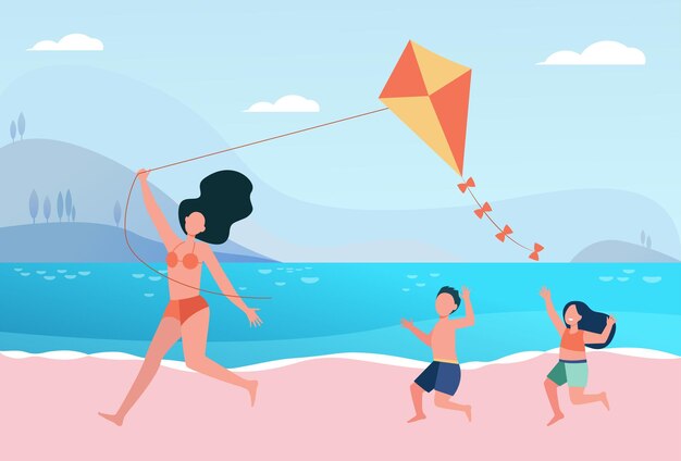 ビーチで凧を飛ばしている子供たちと幸せなママ。海辺で楽しんでいる家族