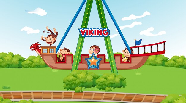 Счастливые обезьяны едут на корабле викингов в парке