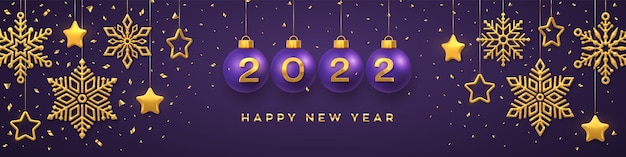 С новым 2022 годом. висячие фиолетовые рождественские шары с реалистичными золотыми 3d числами 2022 года. золотые снежинки и 3d металлические звезды на красном фоне. праздничный баннер, заголовок. векторные иллюстрации